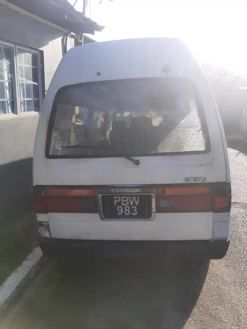 2000 nissan caravan